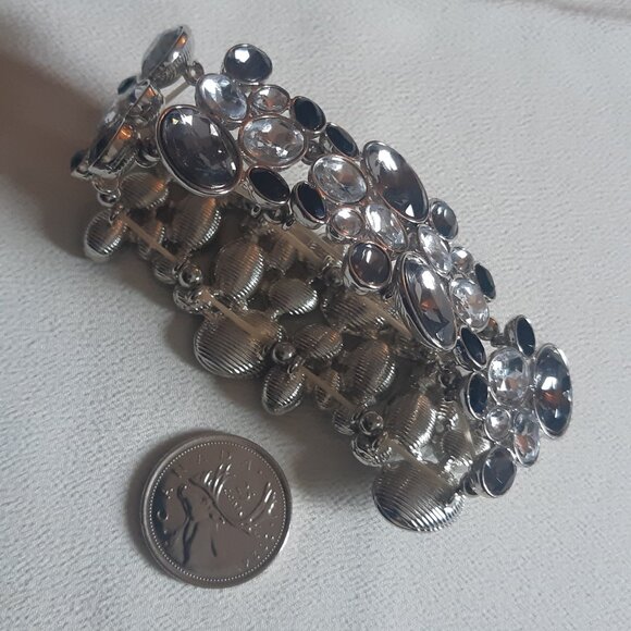 Bracelet, Stretch Grey, Black & White Acrylic Gemstone Shapes w/ Metal Backing - Picture 4 of 7
